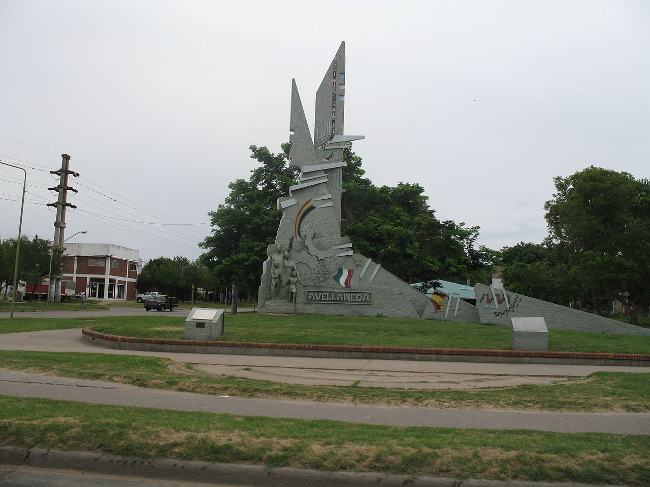 AVELLANEDA Monumento ingreso